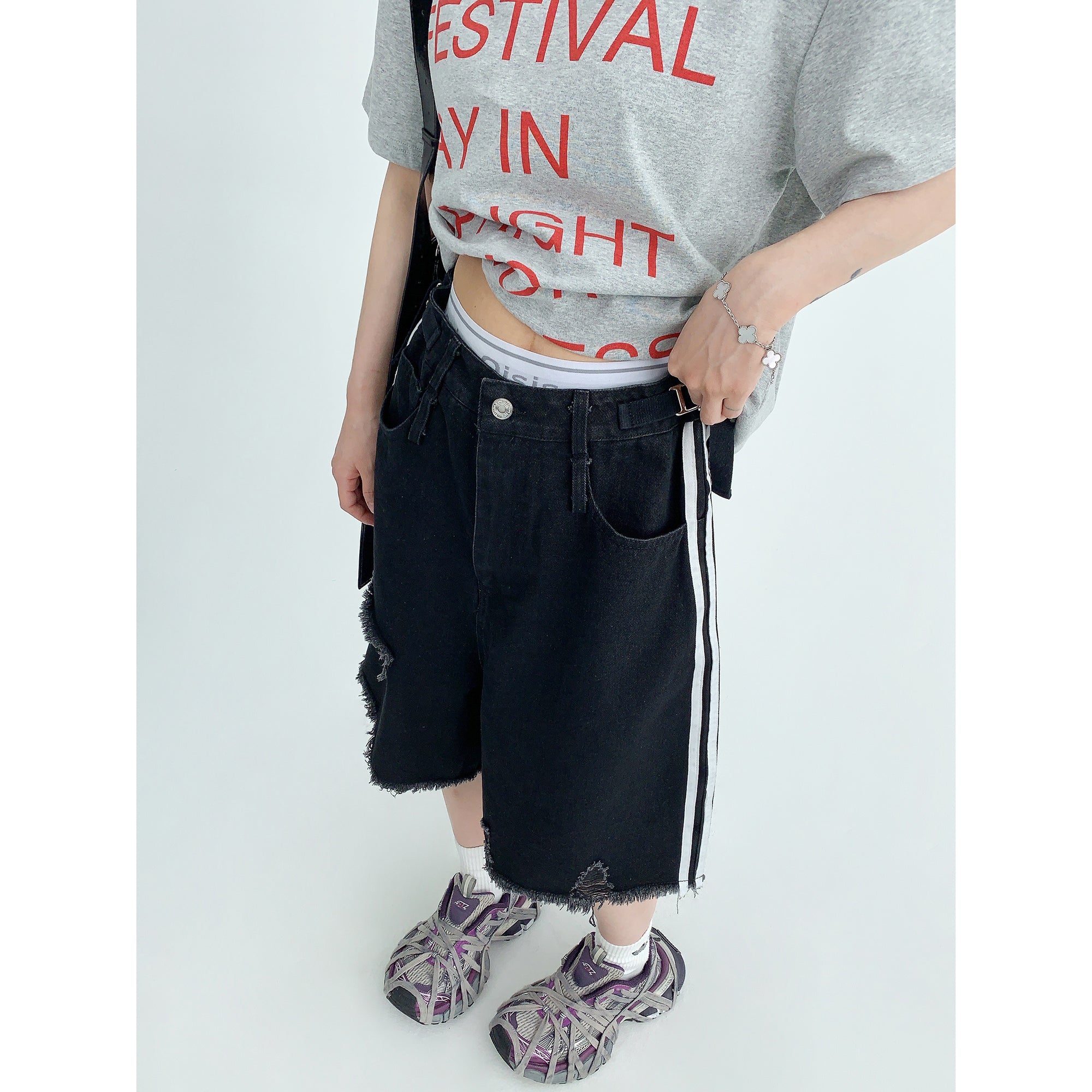 Distressed Loose Ripped Three-bar Denim Half Pants MW9160