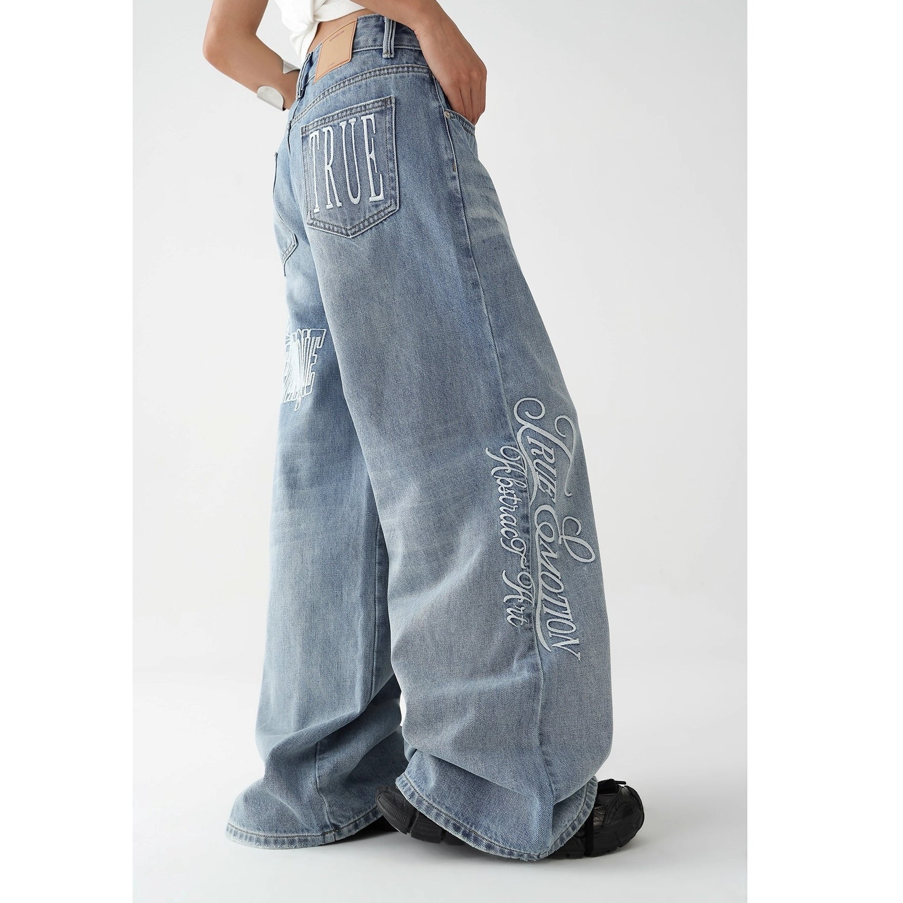 Letter Embroidered Loose Curve Jeans AC7132