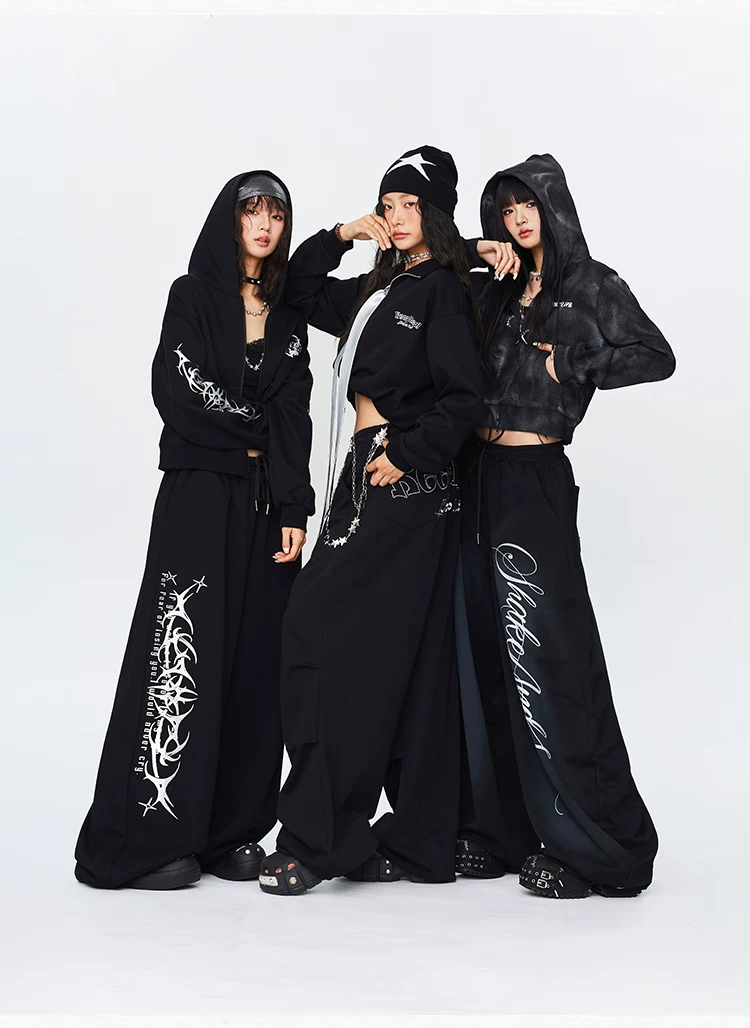 ブラックのメタルゴシックジップスウェットと手書きプリントのバナナパンツを着た3人のモデル