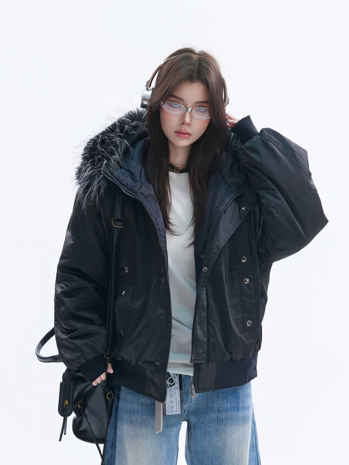 ブラックのファーフード中綿ジャケットのフロントを開けて着た女性モデル。白Tシャツを合わせている