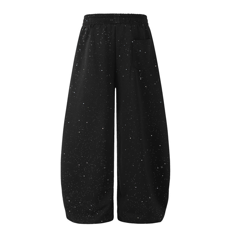 ブラックのバルーンパンツ 背面。ヒップに貼りポケット、ウエストはゴム、ラメがちらしてある