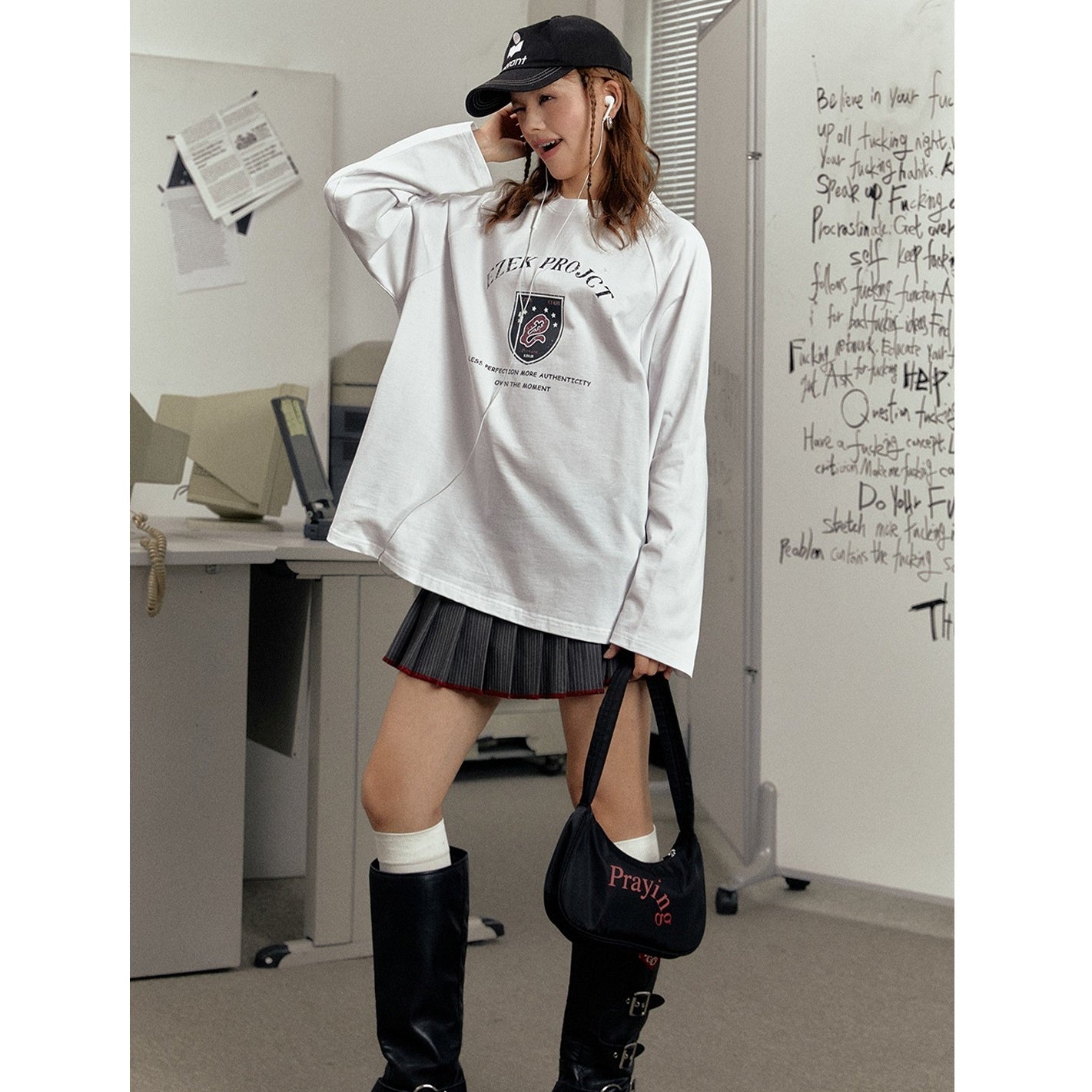 Raglan Sleeve Monogram Print Long Sleeve T-shirt EZ155