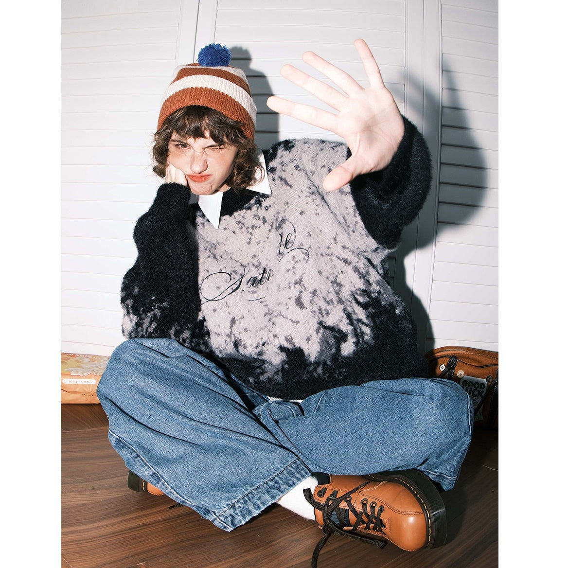 Gradient Embroidery Crew Neck Sweater BT7045