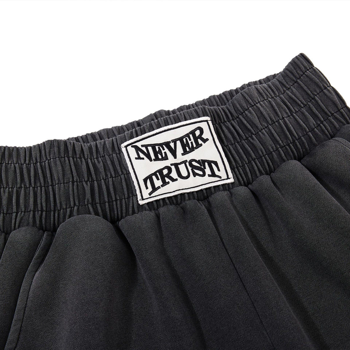 ダークグレーのスウェットパンツ ウエストパッチのアップ