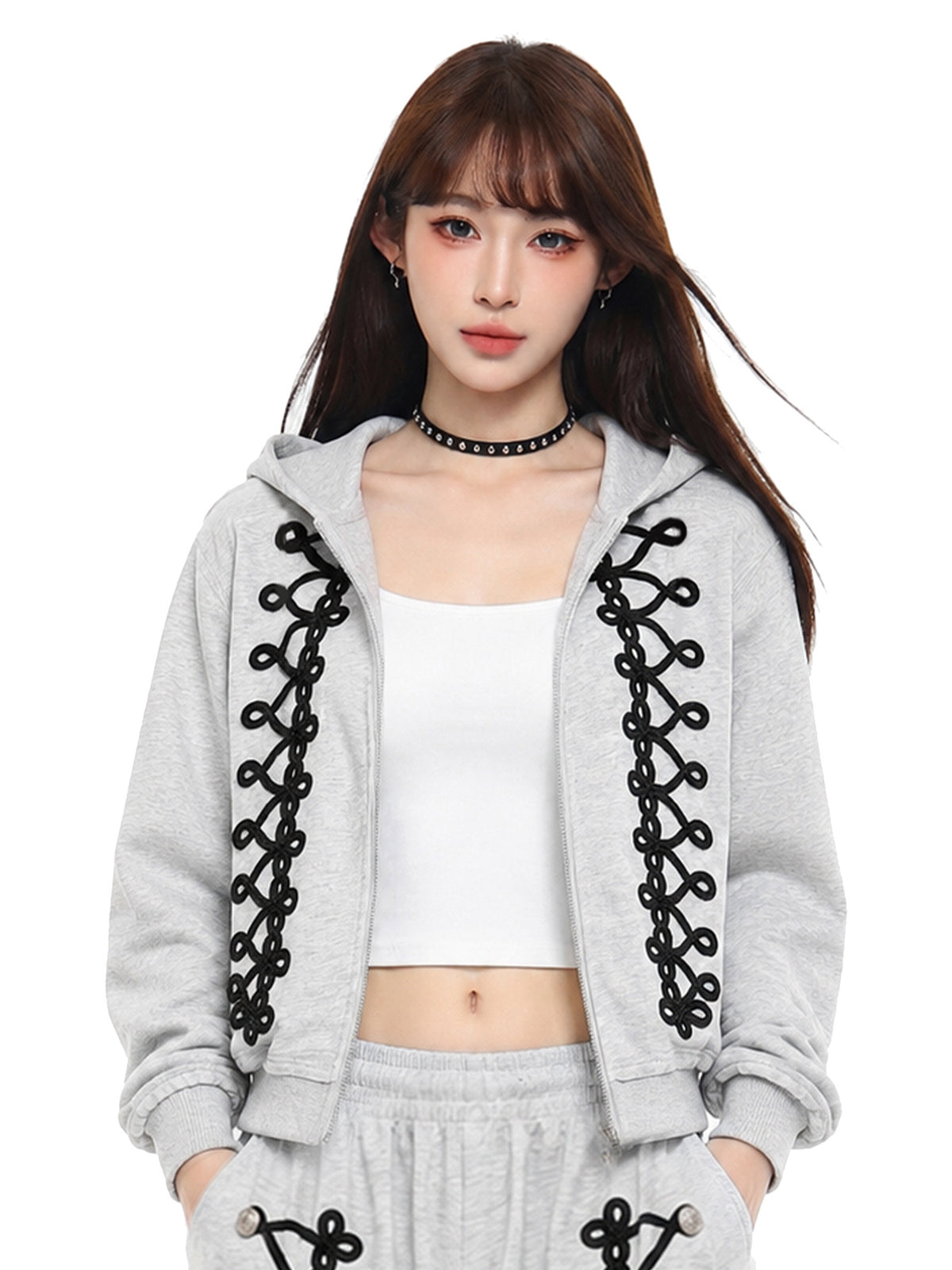 グレーのコードデザインジップパーカーを着用した女性モデル。ロープ装飾とグレーのスウェットパンツ