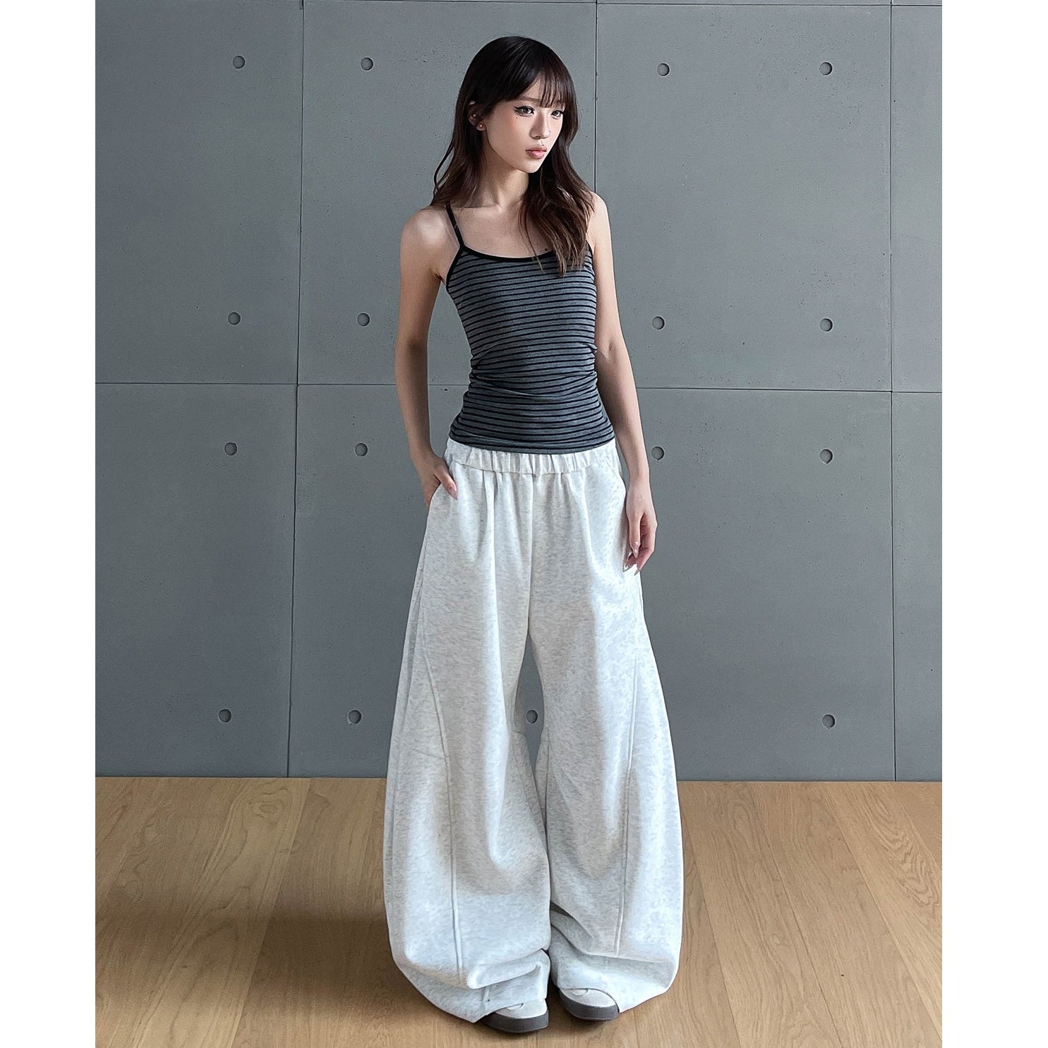 Deconstructed Wide Curve Sweat Pants MW10326