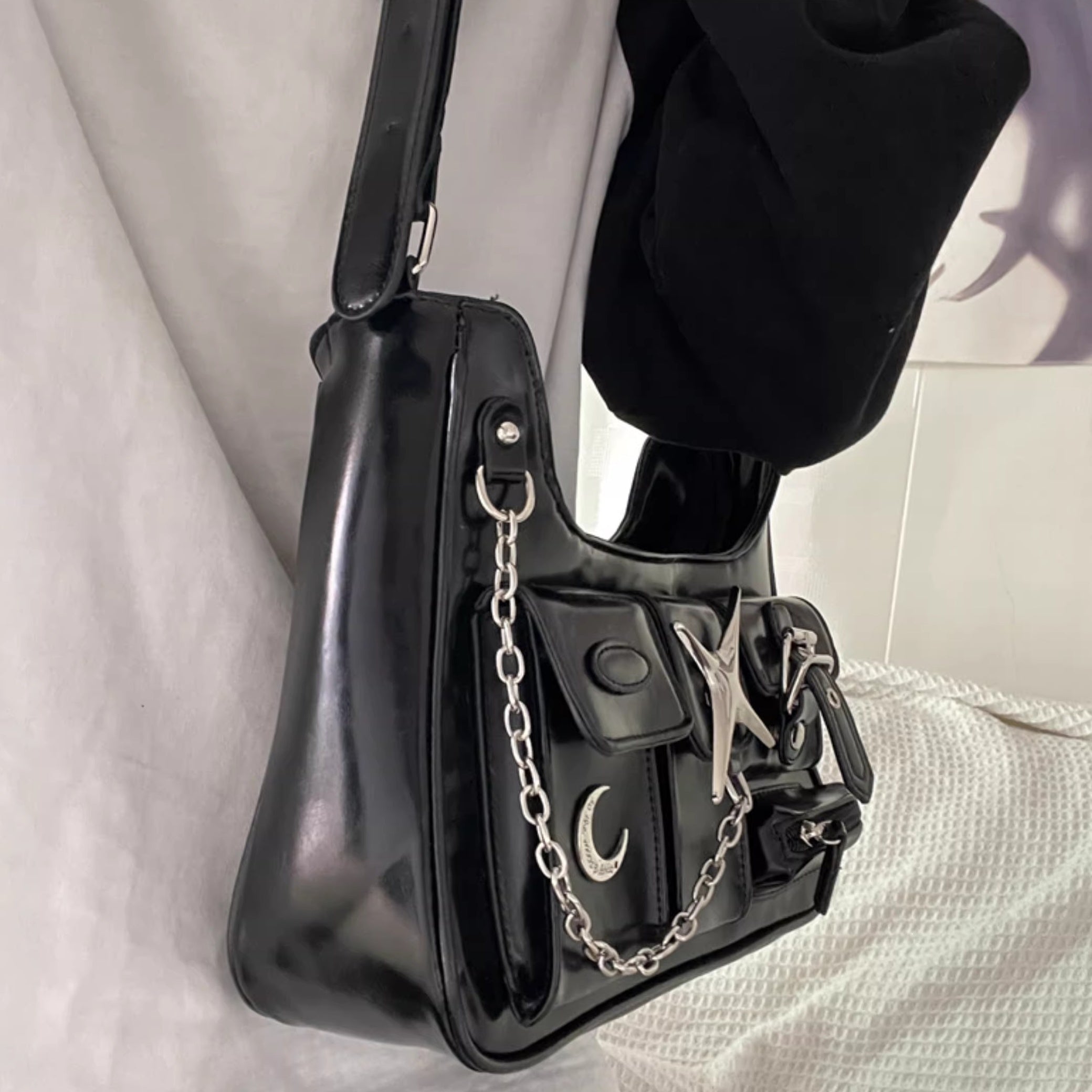 Metal Star ＆ Chain Multi Pocket Shoulder Bag MW10310