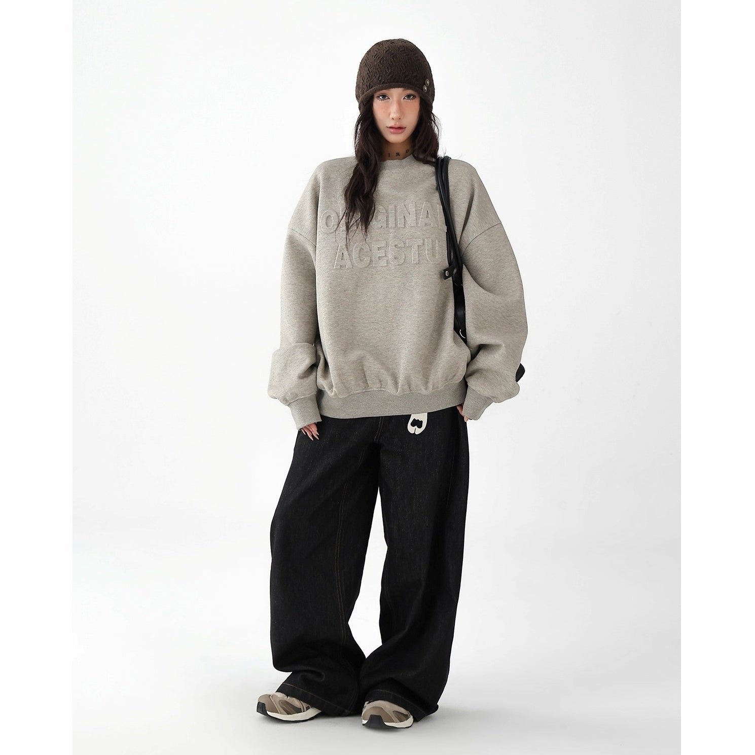 Emboss Logo Loose Pullover Sweat AC7153