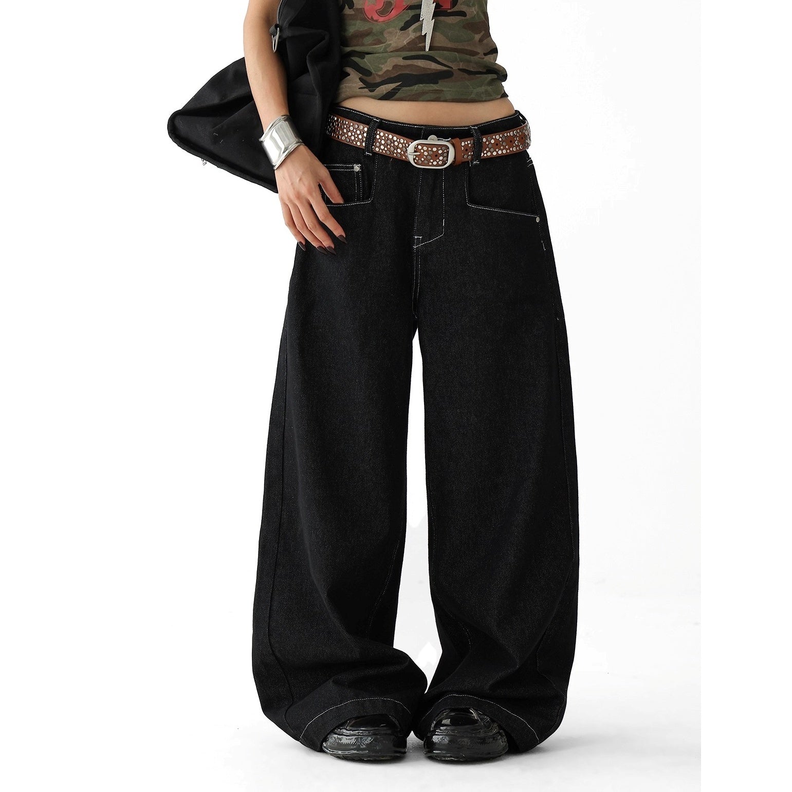 Embroidered Pockets Loose Curve Jeans AC7123