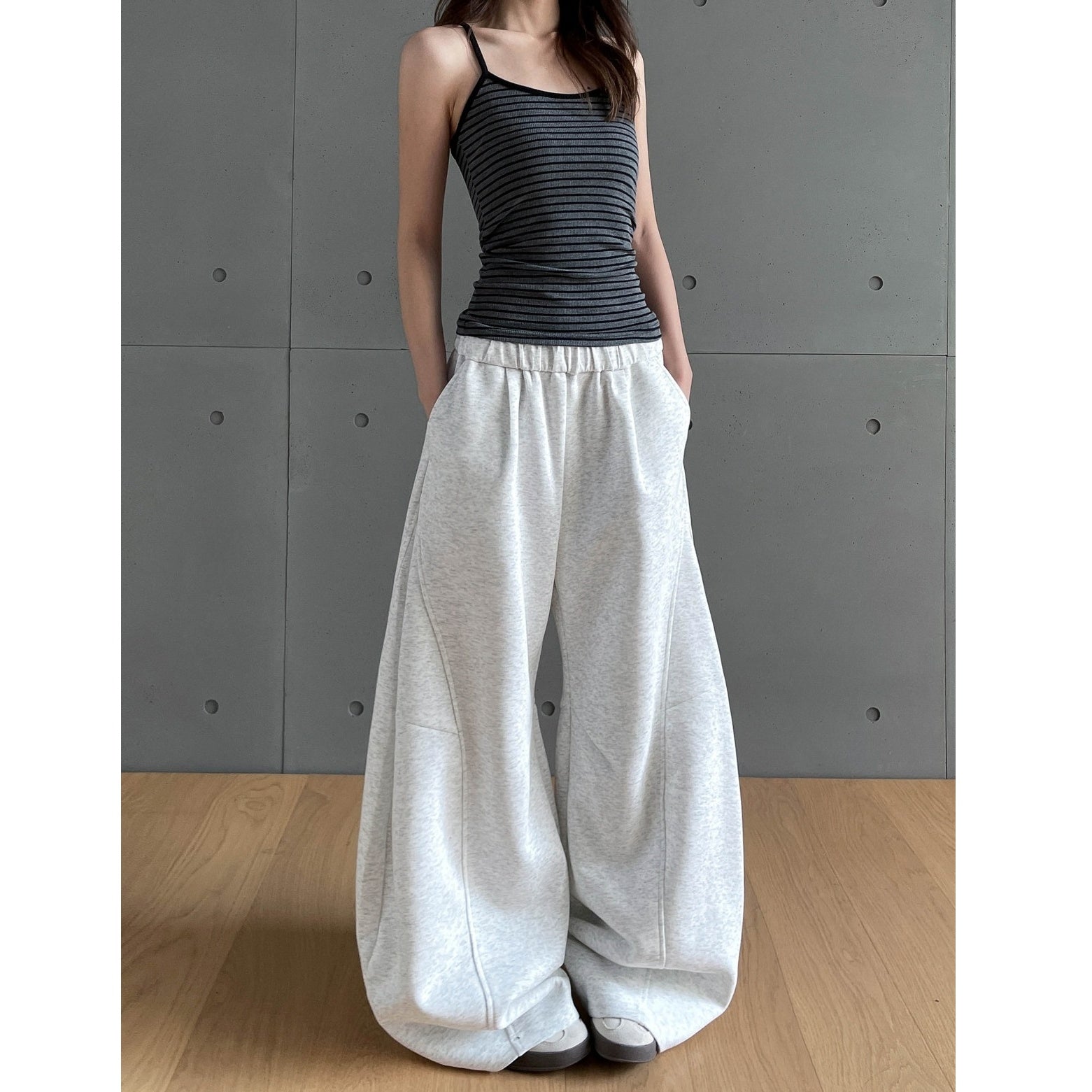 Deconstructed Wide Curve Sweat Pants MW10326
