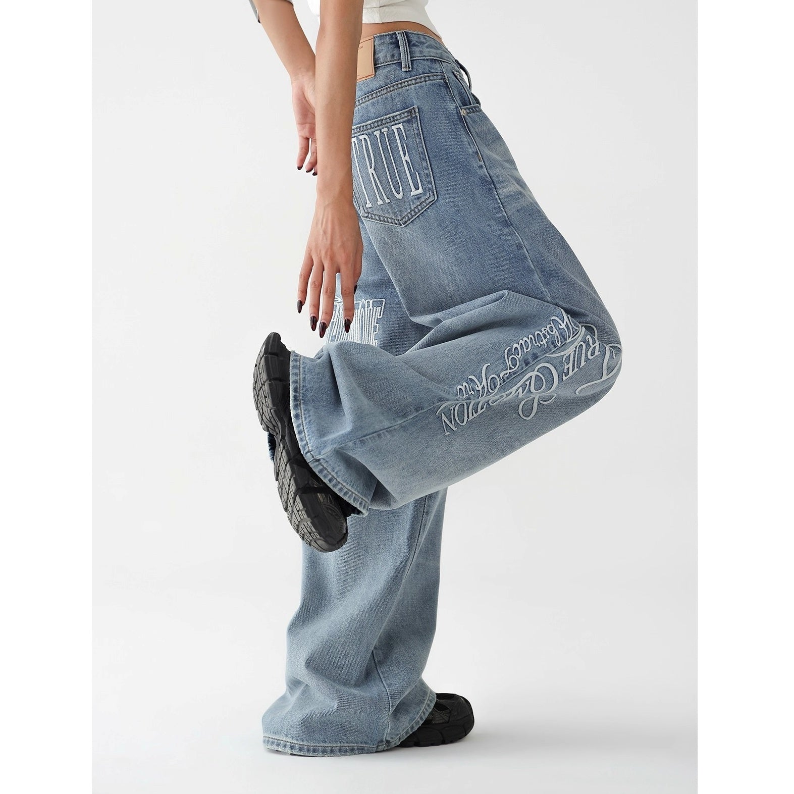 Letter Embroidered Loose Curve Jeans AC7132