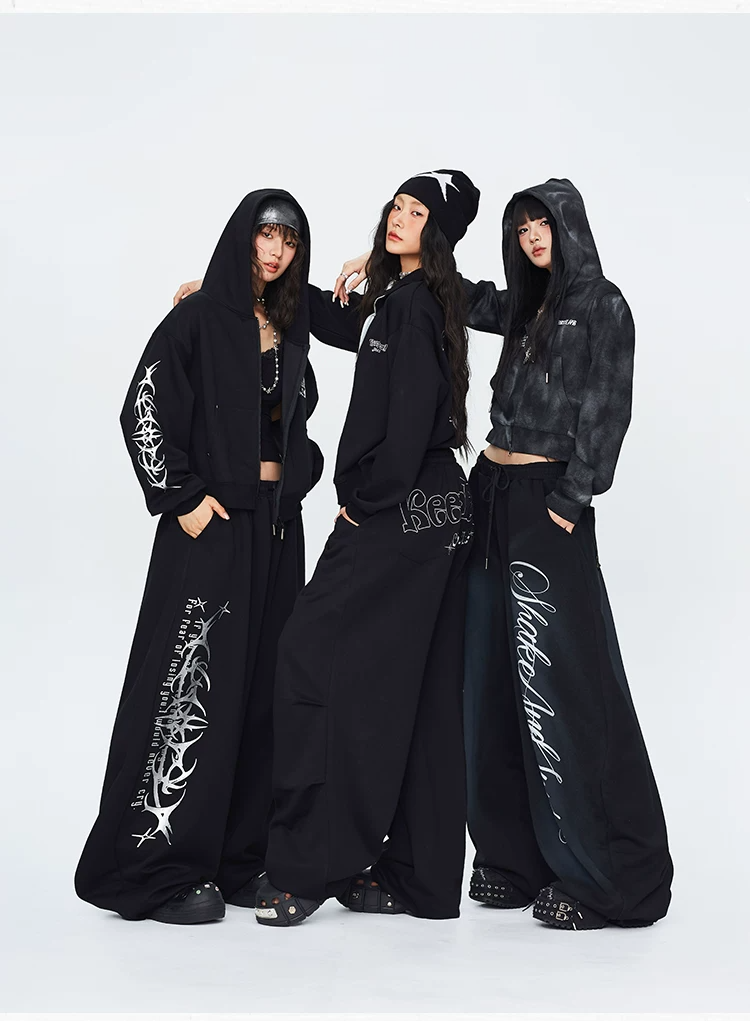 ダークゴスシリーズのスウェットとバナナパンツのグループスタイリング