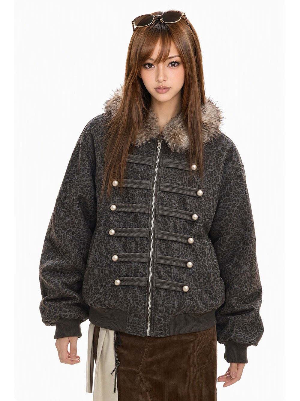 グレーの豹柄ジャケットの着用正面。ゆったりしたシルエットとリブの袖口